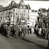 1960-Sektionsfahnen-auf-dem-Bahnhofplatz