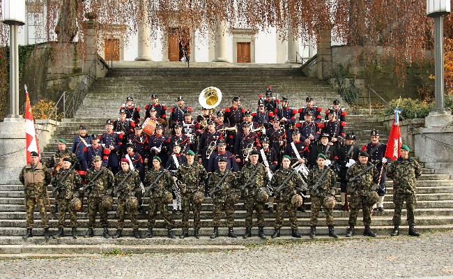 8q1b8985aa Gruppenbild unter der Treppe